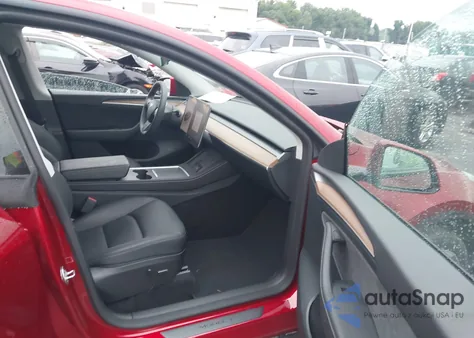 2024 Tesla Model Y Long Range Dual Motor All-Wheel Drive z USA, uszkodzony, nr VIN 7SAYGDEE1RF988367